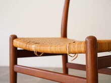 画像をギャラリービューアに読み込む, Hans J. Wegner(ハンスJ.ウェグナー)のダイニングチェアW2の籐のほつれ