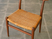 画像をギャラリービューアに読み込む, Hans J. Wegner(ハンスJ.ウェグナー)のダイニングチェアW2の座面は籐張り