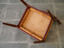 画像をギャラリービューアに読み込む, Hans J. Wegner(ハンスJ.ウェグナー)のダイニングチェアW2の裏面