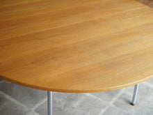 画像をギャラリービューアに読み込む, Hans J. Wegner(ハンスJウェグナー)のダイニングテーブルJH752の天板のシミ