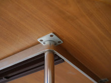 画像をギャラリービューアに読み込む, Hans J. Wegner(ハンスJウェグナー)のダイニングテーブルJH752の天板を固定するマイナスネジ