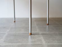 画像をギャラリービューアに読み込む, Hans J. Wegner(ハンスJウェグナー)のダイニングテーブルJH752の脚先はローズウッドの靴