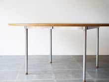 画像をギャラリービューアに読み込む, Hans J. Wegner(ハンスJウェグナー)のダイニングテーブルJH752のスチールの脚