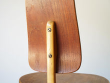 画像をギャラリービューアに読み込む, Bengt Rudaがデザインした椅子Grillの背もたれとフレーム