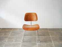 画像をギャラリービューアに読み込む, ハーマンミラー製イームズDCMの正面上から