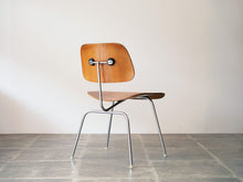 画像をギャラリービューアに読み込む, ハーマンミラー製イームズDCMの後ろ姿