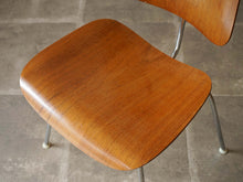 画像をギャラリービューアに読み込む, ハーマンミラー製イームズDCMの座面