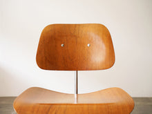 画像をギャラリービューアに読み込む, ハーマンミラー製イームズDCMの背もたれ正面