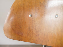 画像をギャラリービューアに読み込む, ハーマンミラー製イームズDCMの背もたれアップ