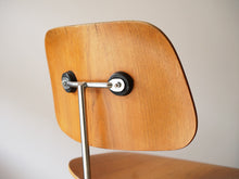 画像をギャラリービューアに読み込む, ハーマンミラー製イームズDCMの背もたれ金具
