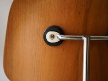 画像をギャラリービューアに読み込む, ハーマンミラー製イームズDCMの背もたれ金具アップ