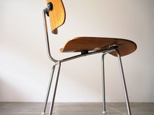 画像をギャラリービューアに読み込む, ハーマンミラー製イームズDCMのメタルレッグ