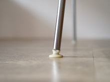 画像をギャラリービューアに読み込む, ハーマンミラー製イームズDCMのメタルレッグ脚先