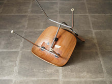 画像をギャラリービューアに読み込む, ハーマンミラー製イームズDCMの裏面