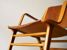 画像をギャラリービューアに読み込む, Peter Hvidt & Orla Mølgaard-Nielsen(ピーター・ビット&オルラ・ムルガード・ニールセン)のAXチェアの座面の曲った縁とフレーム