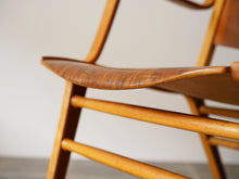 画像をギャラリービューアに読み込む, Peter Hvidt & Orla Mølgaard-Nielsen(ピーター・ビット&オルラ・ムルガード・ニールセン)のAXチェアの座面の縁を曲げている