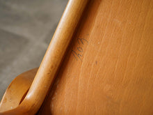 画像をギャラリービューアに読み込む, Peter Hvidt & Orla Mølgaard-Nielsen(ピーター・ビット&オルラ・ムルガード・ニールセン)のAXチェアの裏面に書かれた数字