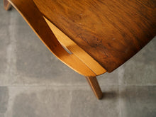 画像をギャラリービューアに読み込む, Peter Hvidt & Orla Mølgaard-Nielsen(ピーター・ビット&オルラ・ムルガード・ニールセン)のAXチェアの肘掛けとフレームの境