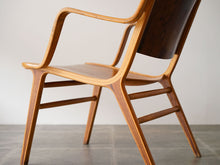 画像をギャラリービューアに読み込む, Peter Hvidt & Orla Mølgaard-Nielsen(ピーター・ビット&オルラ・ムルガード・ニールセン)のAXチェアの肘掛けとマホガニーの脚