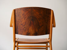 画像をギャラリービューアに読み込む, Peter Hvidt & Orla Mølgaard-Nielsen(ピーター・ビット&オルラ・ムルガード・ニールセン)のAXチェアの背面は木目が美しい