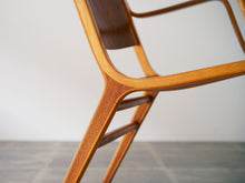 画像をギャラリービューアに読み込む, Peter Hvidt & Orla Mølgaard-Nielsen(ピーター・ビット&オルラ・ムルガード・ニールセン)のAXチェアの脚にはマホガニーが嵌め込まれている