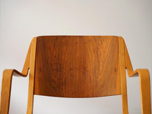 画像をギャラリービューアに読み込む, Peter Hvidt & Orla Mølgaard-Nielsen(ピーター・ビット&オルラ・ムルガード・ニールセン)のAXチェアの背もたれとアームを正面から