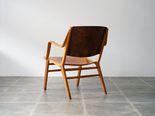 画像をギャラリービューアに読み込む, Peter Hvidt & Orla Mølgaard-Nielsen(ピーター・ビット&オルラ・ムルガード・ニールセン)のAXチェアの背面