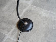 画像をギャラリービューアに読み込む, デンマークデザインの黒いテーブルランプの土台