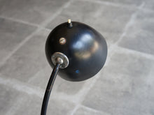 画像をギャラリービューアに読み込む, デンマークデザインの黒いテーブルランプのシェードの裏面