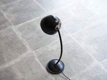 画像をギャラリービューアに読み込む, デンマークデザインの黒いテーブルランプを上から見た様子