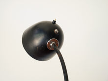 画像をギャラリービューアに読み込む, デンマークデザインの黒いテーブルランプのシェードの裏側