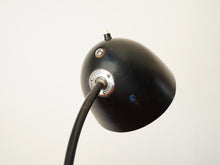 画像をギャラリービューアに読み込む, デンマークデザインの黒いテーブルランプのシェード裏側