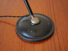 画像をギャラリービューアに読み込む, デンマークデザインの黒いテーブルランプの土台も可動式