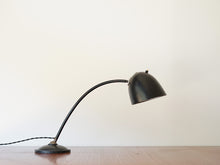 画像をギャラリービューアに読み込む, デンマークデザインの黒いテーブルランプは可動式