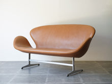 画像をギャラリービューアに読み込む, Arne Jacobsen(アルネ・ヤコブセン)のスワンソファ3321斜め