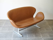 画像をギャラリービューアに読み込む, Arne Jacobsen(アルネ・ヤコブセン)のスワンソファ3321の斜め上から