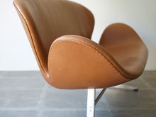 画像をギャラリービューアに読み込む, Arne Jacobsen(アルネ・ヤコブセン)のスワンソファ3321の縫い目