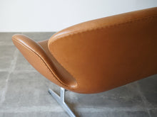 画像をギャラリービューアに読み込む, Arne Jacobsen(アルネ・ヤコブセン)のスワンソファ3321の縁