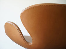 画像をギャラリービューアに読み込む, Arne Jacobsen(アルネ・ヤコブセン)のスワンソファ3321の背面の翼のようなシルエット