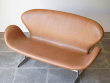 画像をギャラリービューアに読み込む, Arne Jacobsen(アルネ・ヤコブセン)のスワンソファ3321を上から