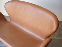 画像をギャラリービューアに読み込む, Arne Jacobsen(アルネ・ヤコブセン)のスワンソファ3321のレザー張りの背もたれ