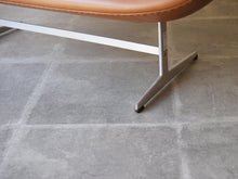 画像をギャラリービューアに読み込む, Arne Jacobsen(アルネ・ヤコブセン)のスワンソファ3321の脚