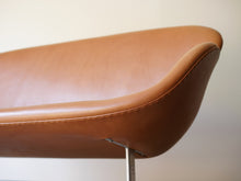 画像をギャラリービューアに読み込む, Arne Jacobsen(アルネ・ヤコブセン)のスワンソファ3321の下から