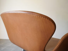 画像をギャラリービューアに読み込む, Arne Jacobsen(アルネ・ヤコブセン)のスワンソファ3321の背面