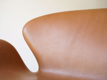 画像をギャラリービューアに読み込む, Arne Jacobsen(アルネ・ヤコブセン)のスワンソファ3321のコニャック色のレザー