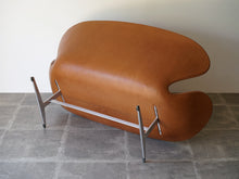 画像をギャラリービューアに読み込む, Arne Jacobsen(アルネ・ヤコブセン)のスワンソファ3321の裏面