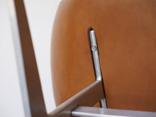 画像をギャラリービューアに読み込む, Arne Jacobsen(アルネ・ヤコブセン)のスワンソファ3321の脚の付け根