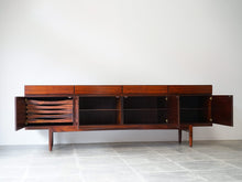 画像をギャラリービューアに読み込む, Ib Kofod-Larsen(イブ・コフォード-ラーセン)のサイドボードFA66の扉を開いた