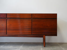 画像をギャラリービューアに読み込む, Ib Kofod-Larsen(イブ・コフォード-ラーセン)のサイドボードFA66の右側の扉