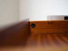 画像をギャラリービューアに読み込む, Ib Kofod-Larsen(イブ・コフォード-ラーセン)のサイドボードFA66の引き出しの中にあるラベル